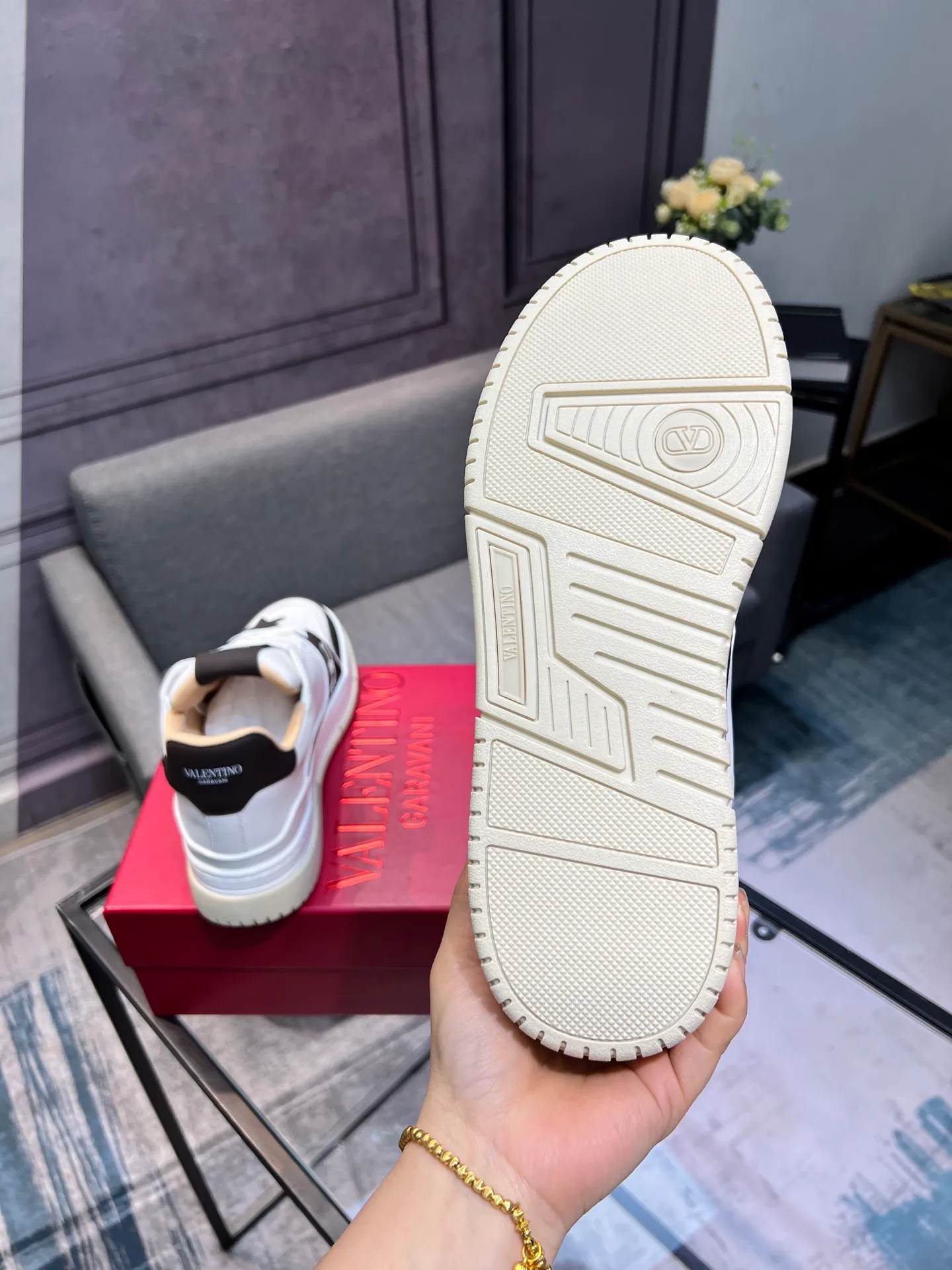 Men's Men's Shoes 💰660 Valentino 2023 early autumn new star shoes are now online! Wang Hedi and Ren Jialun have been worn by many celebrities. Who can refuse the same couple shoes as Wang Hedi! The design of Stars Stab My Heart is cool and spicy. The material of the shoes is cowhide, and every color is beautiful! Size 35-40, men’s size 39-44 (women’s 41, men’s 38, 45🉑️customized)